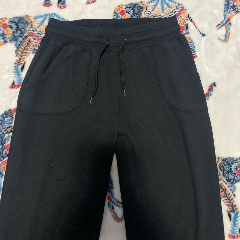 Black sweatpants with front pockets